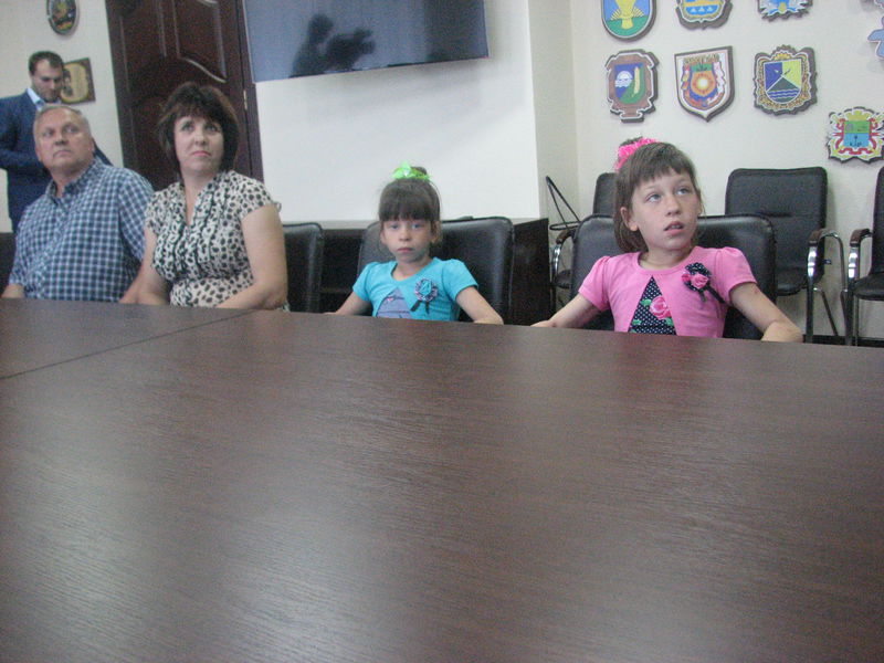 Діти-сироти рятують родини від самотності