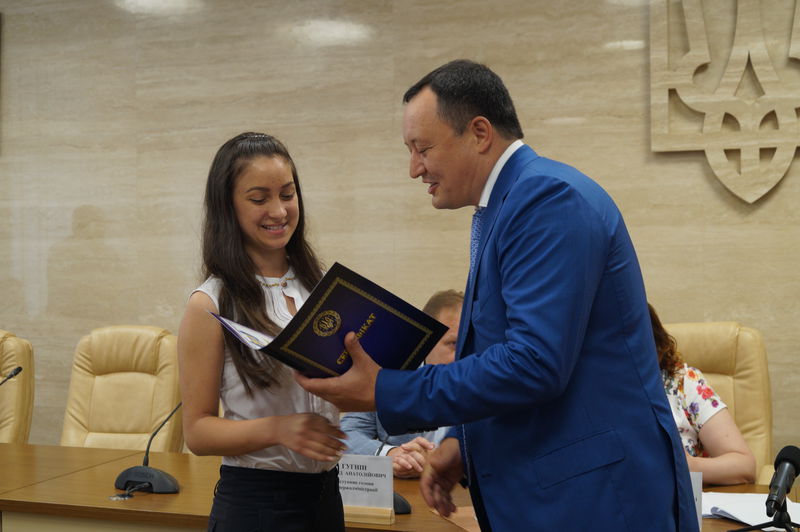 З нагоди міжнародного Дня захисту дітей Костянтин Бриль нагородив обдарованих учнів регіону