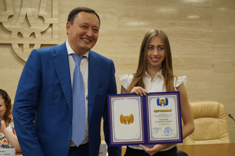 З нагоди міжнародного Дня захисту дітей Костянтин Бриль нагородив обдарованих учнів регіону