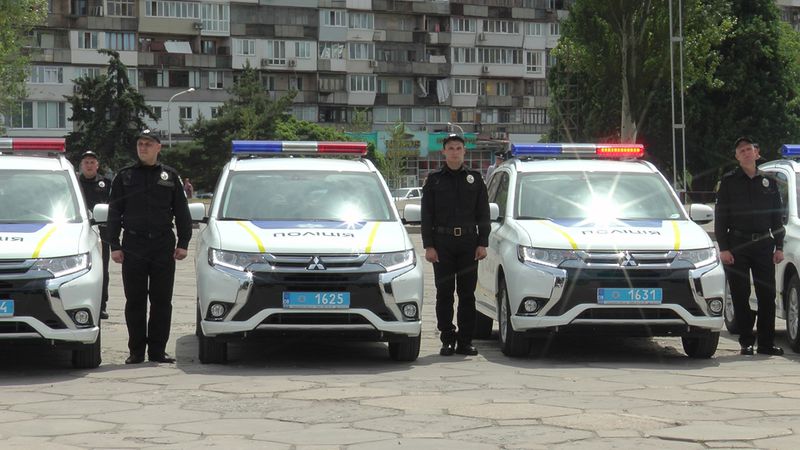 Міністр внутрішніх справ Арсен Аваков вручив запорізьким поліцейським автомобілі «Mitsubishi Outlander PHEV»