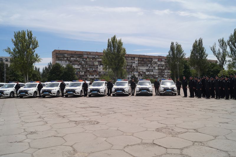 Міністр внутрішніх справ Арсен Аваков вручив запорізьким поліцейським автомобілі «Mitsubishi Outlander PHEV»