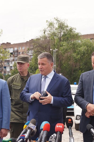 Міністр внутрішніх справ Арсен Аваков вручив запорізьким поліцейським автомобілі «Mitsubishi Outlander PHEV»