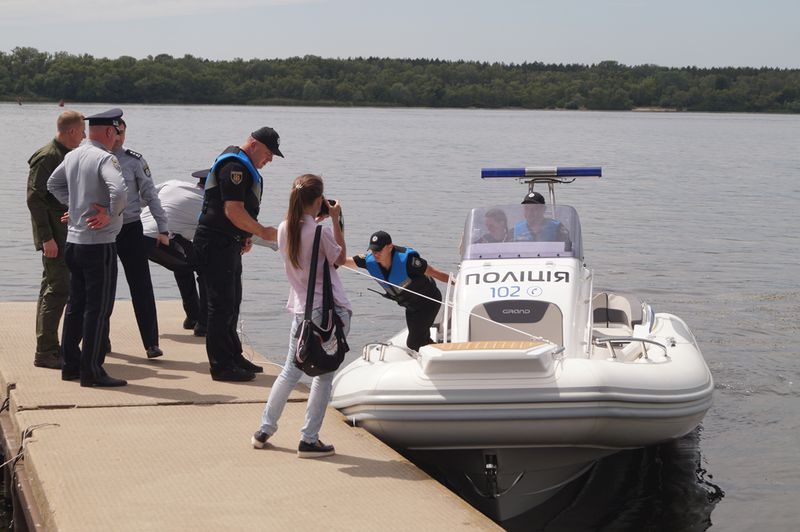 Міністр внутрішніх справ Арсен Аваков вручив запорізьким поліцейським автомобілі «Mitsubishi Outlander PHEV»