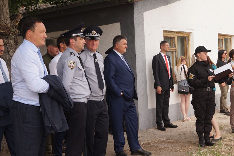 Міністр внутрішніх справ Арсен Аваков вручив запорізьким поліцейським автомобілі «Mitsubishi Outlander PHEV»