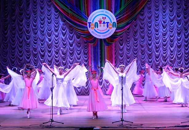 На Азовському узбережжі засяяли юні зірочки