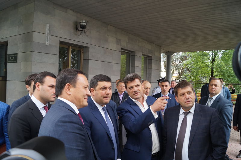 Володимир Гройсман ознайомився з ходом ремонту у Запорізькому аеропорту 