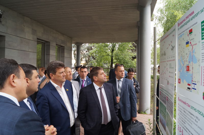 Володимир Гройсман ознайомився з ходом ремонту у Запорізькому аеропорту 
