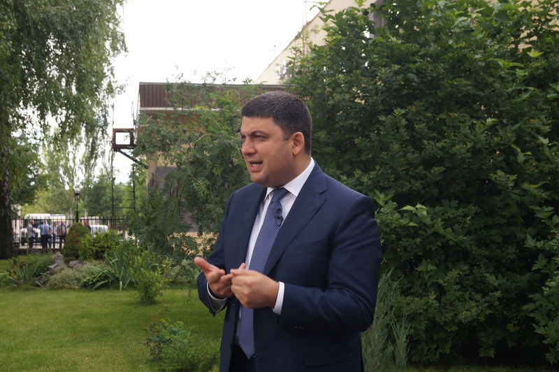 Володимир Гройсман ознайомився з ходом ремонту у Запорізькому аеропорту 