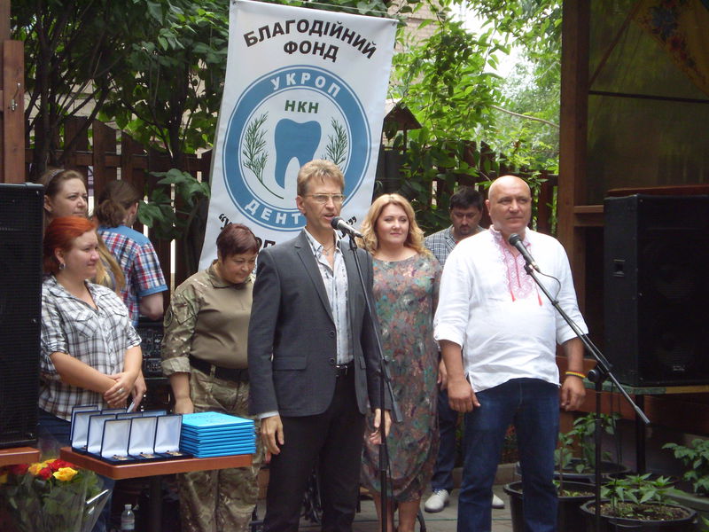 Лікарів-волонтерів нагороджено за  допомогу нашим бійцям