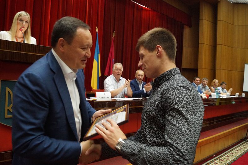 Провідні спортсмени, тренери та молодіжні активісти отримали нагороди до Дня молоді