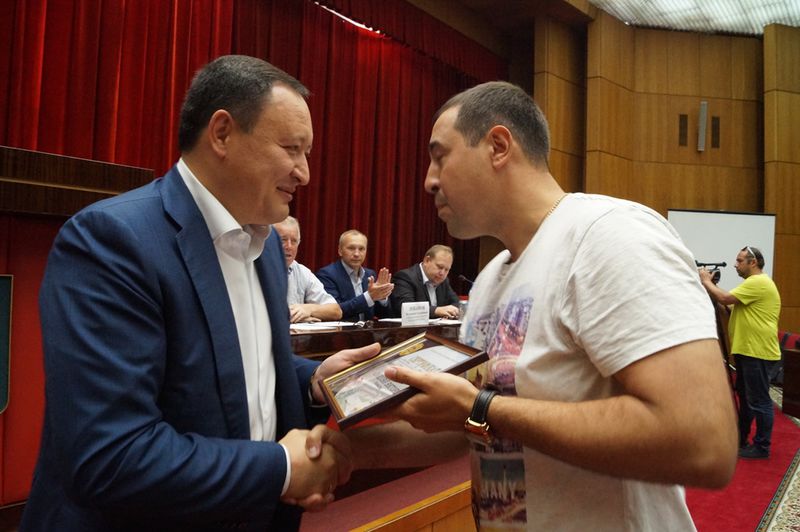 Провідні спортсмени, тренери та молодіжні активісти отримали нагороди до Дня молоді