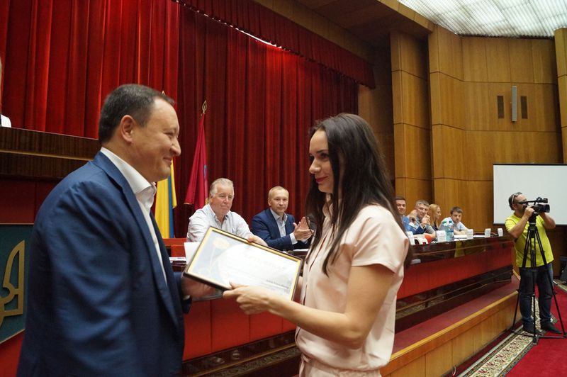 Провідні спортсмени, тренери та молодіжні активісти отримали нагороди до Дня молоді