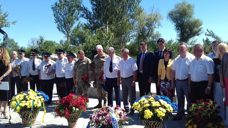 Запоріжці у скорботі схилили голови перед пам’яттю жертв війни  
