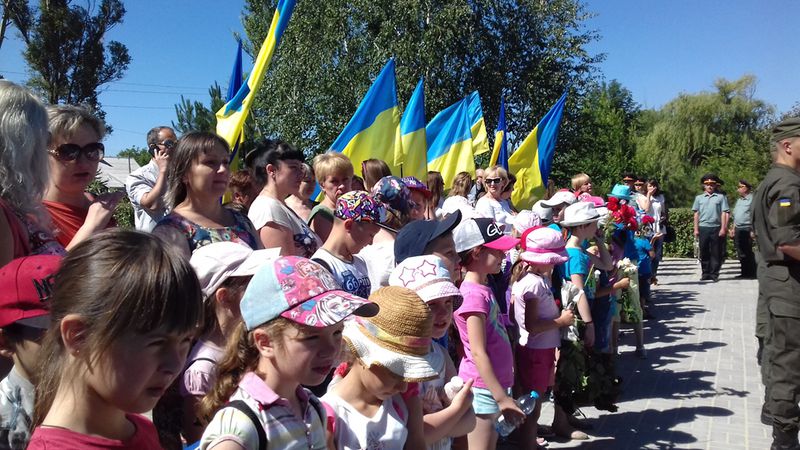 Запоріжці у скорботі схилили голови перед пам’яттю жертв війни  