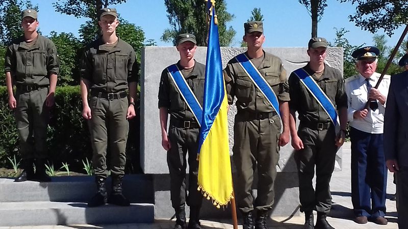 Запоріжці у скорботі схилили голови перед пам’яттю жертв війни  