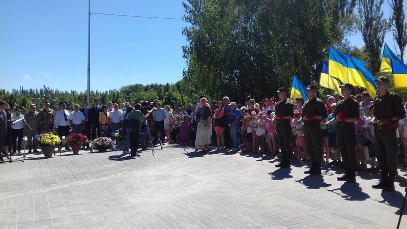 Запоріжці у скорботі схилили голови перед пам’яттю жертв війни  