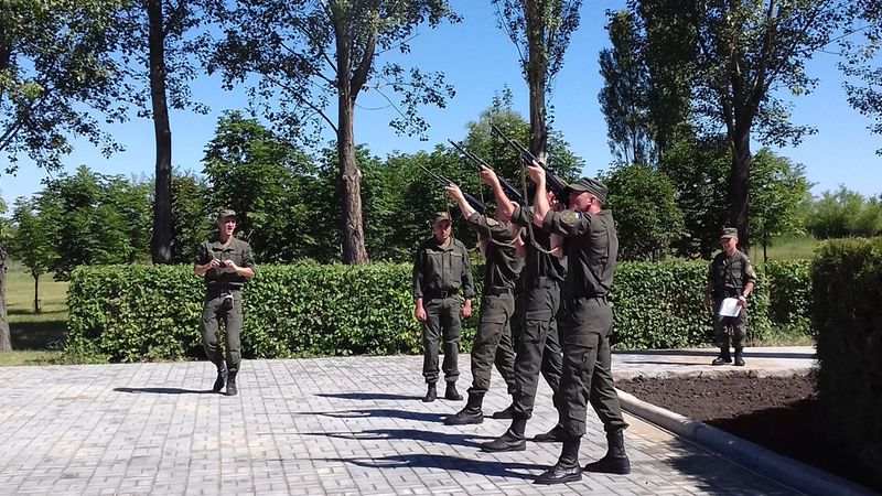 Запоріжці у скорботі схилили голови перед пам’яттю жертв війни  