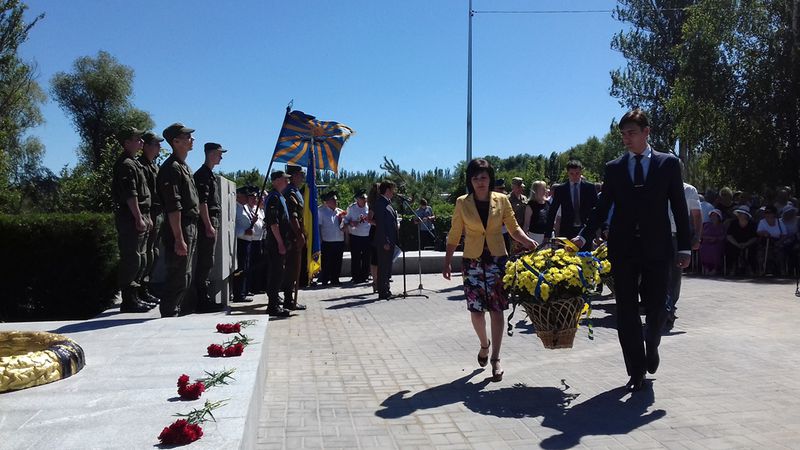 Запоріжці у скорботі схилили голови перед пам’яттю жертв війни  