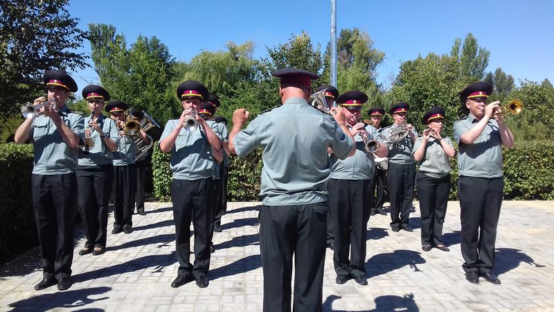 Запоріжці у скорботі схилили голови перед пам’яттю жертв війни  
