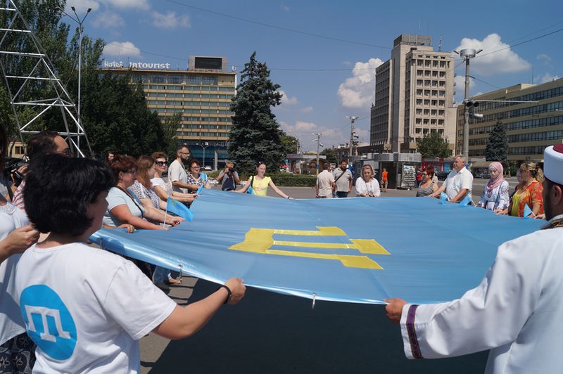 На головній площі Запоріжжя замайорів кримськотатарський стяг 