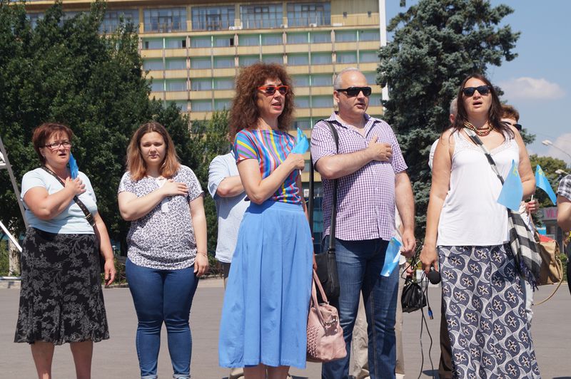 На головній площі Запоріжжя замайорів кримськотатарський стяг 
