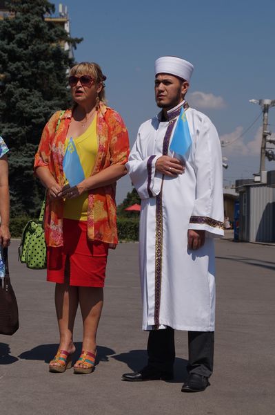 На головній площі Запоріжжя замайорів кримськотатарський стяг 