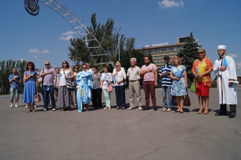 На головній площі Запоріжжя замайорів кримськотатарський стяг 