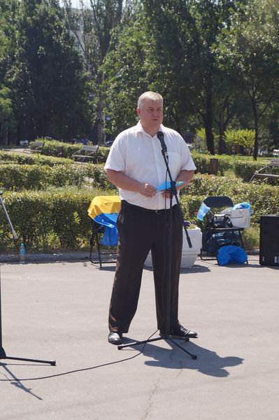 На головній площі Запоріжжя замайорів кримськотатарський стяг 
