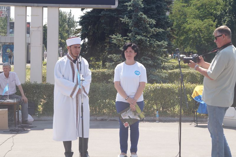 На головній площі Запоріжжя замайорів кримськотатарський стяг 