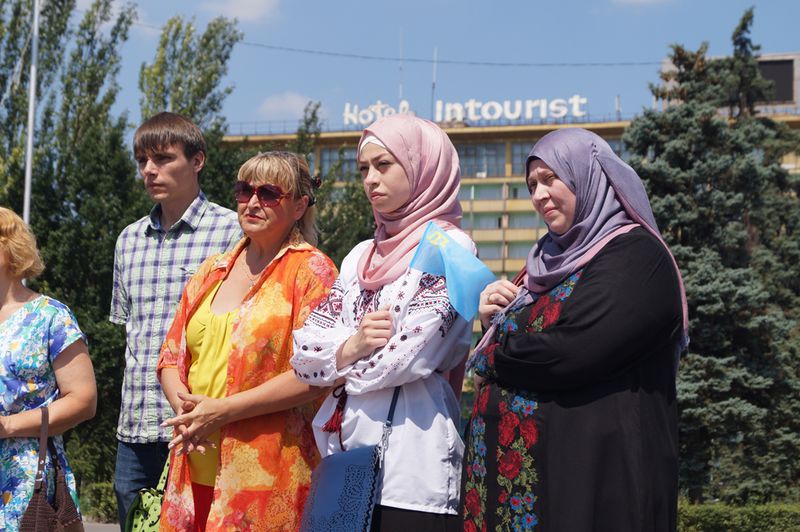 На головній площі Запоріжжя замайорів кримськотатарський стяг 