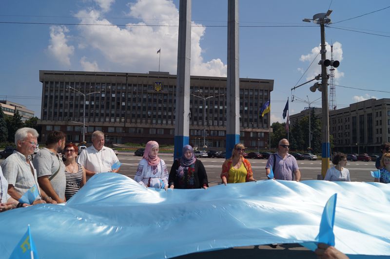 На головній площі Запоріжжя замайорів кримськотатарський стяг 