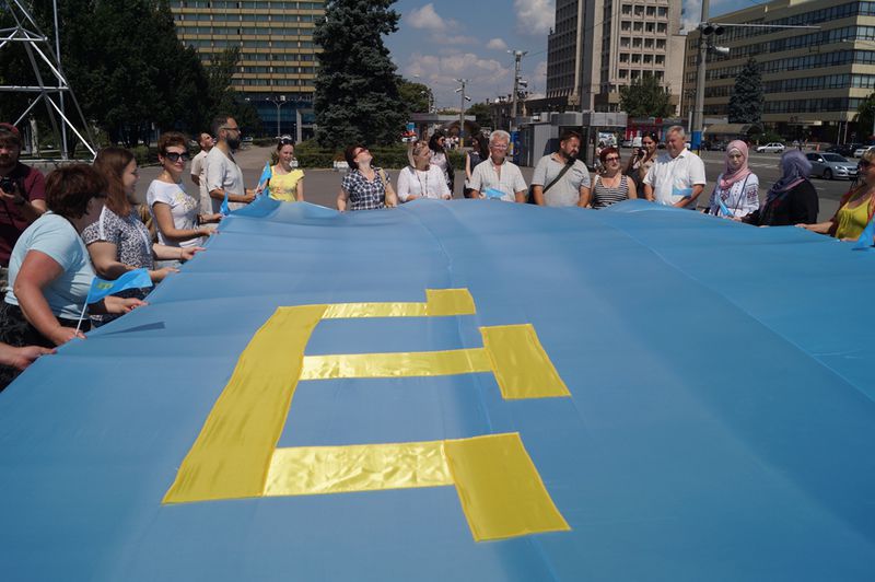 На головній площі Запоріжжя замайорів кримськотатарський стяг 