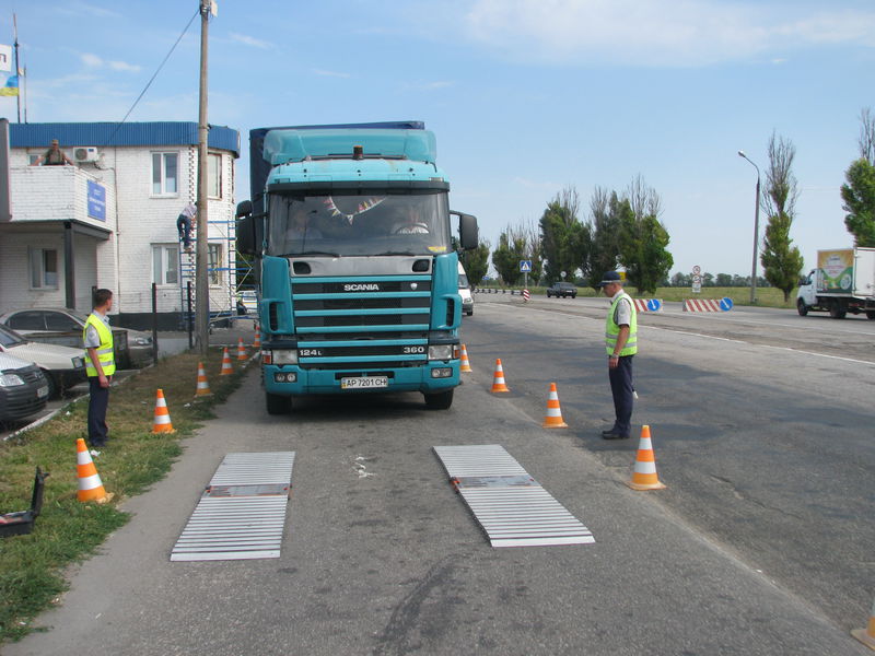 Недобросовісні перевізники, порушуючи вагові норми, руйнують дороги області 