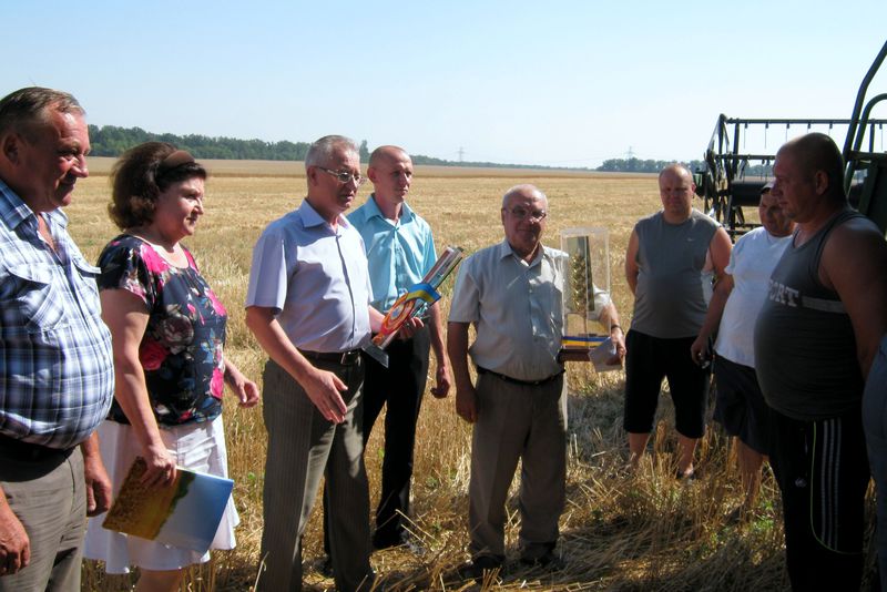Перехідний приз на жнивах виборов оріхівський комбайновий екіпаж