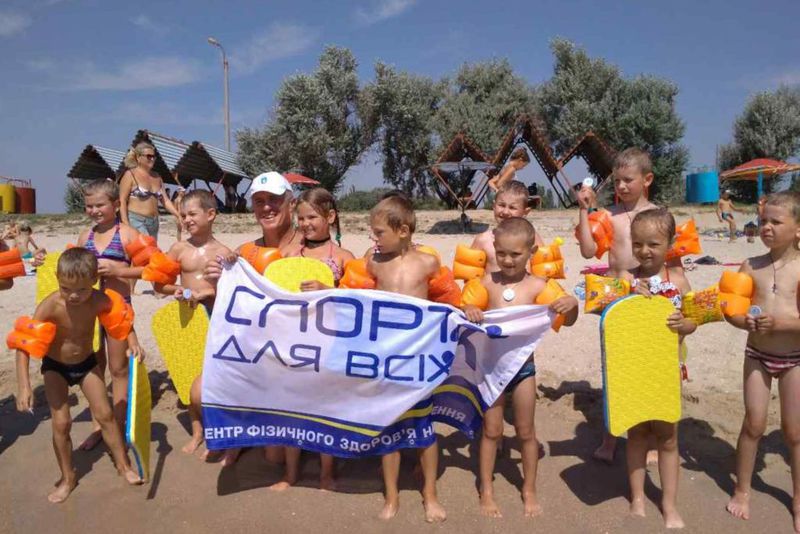 На відпочинку діти вчаться плавати