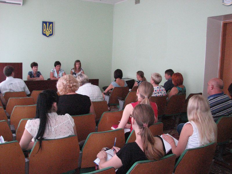 Запорізькі держслужбовці вивчають норми нового закону