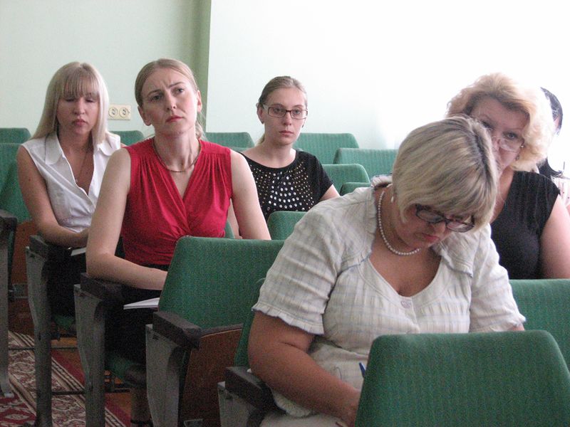 Запорізькі держслужбовці вивчають норми нового закону
