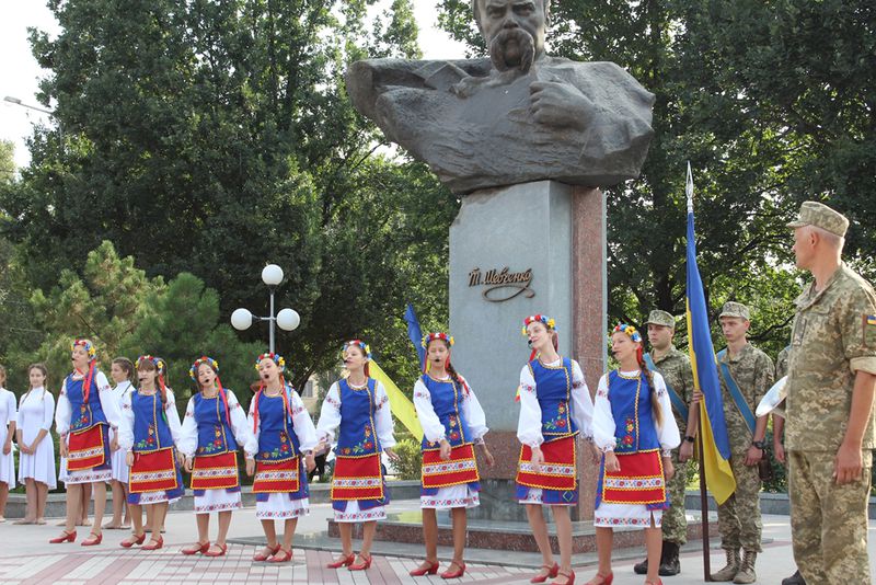 Запоріжці поклали квіти до погруддя Шевченка напередодні Дня Державного прапора та річниці Незалежності України