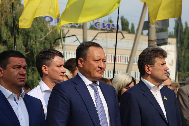 Запоріжці поклали квіти до погруддя Шевченка напередодні Дня Державного прапора та річниці Незалежності України
