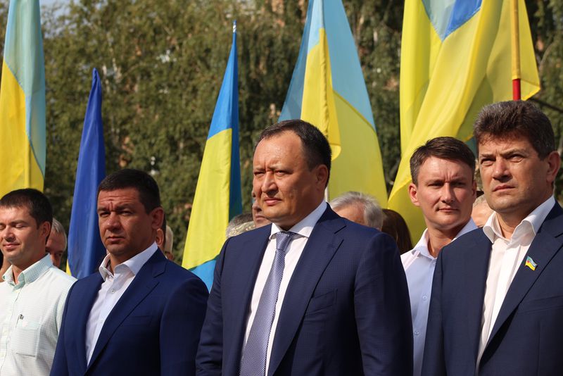 Запоріжці поклали квіти до погруддя Шевченка напередодні Дня Державного прапора та річниці Незалежності України