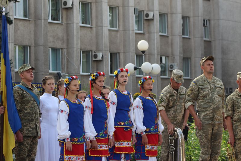 Запоріжці поклали квіти до погруддя Шевченка напередодні Дня Державного прапора та річниці Незалежності України