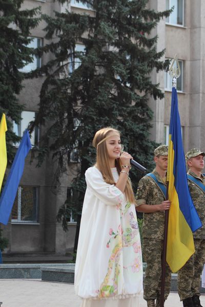 Запоріжці поклали квіти до погруддя Шевченка напередодні Дня Державного прапора та річниці Незалежності України