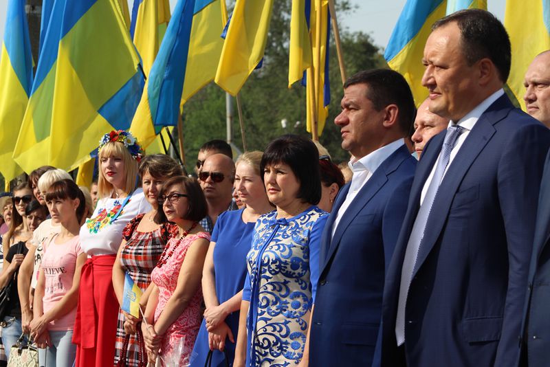 Запоріжці поклали квіти до погруддя Шевченка напередодні Дня Державного прапора та річниці Незалежності України