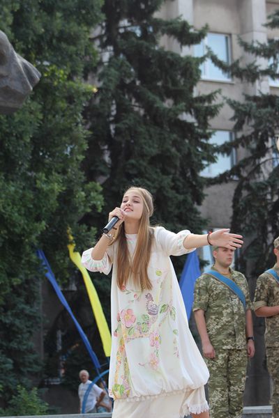 Запоріжці поклали квіти до погруддя Шевченка напередодні Дня Державного прапора та річниці Незалежності України