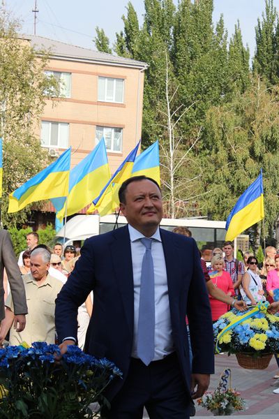 Запоріжці поклали квіти до погруддя Шевченка напередодні Дня Державного прапора та річниці Незалежності України