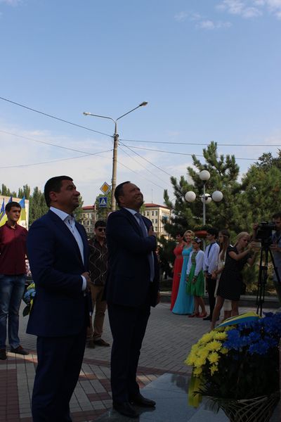 Запоріжці поклали квіти до погруддя Шевченка напередодні Дня Державного прапора та річниці Незалежності України