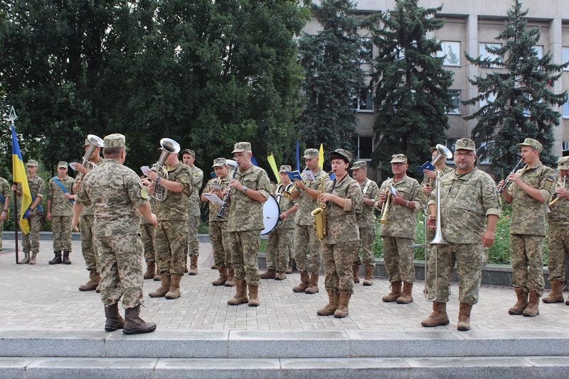 Запоріжці поклали квіти до погруддя Шевченка напередодні Дня Державного прапора та річниці Незалежності України