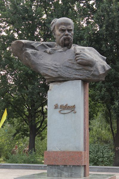 Запоріжці поклали квіти до погруддя Шевченка напередодні Дня Державного прапора та річниці Незалежності України