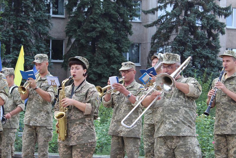 Запоріжці поклали квіти до погруддя Шевченка напередодні Дня Державного прапора та річниці Незалежності України