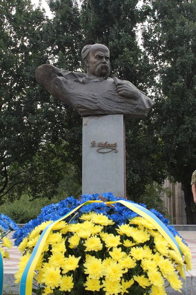 Запоріжці поклали квіти до погруддя Шевченка напередодні Дня Державного прапора та річниці Незалежності України